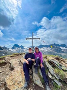 Zwei Wanderer am Gipfelkreuz